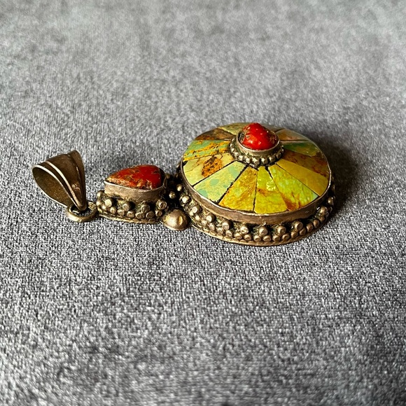 Intricate Silver real stone pendant - Picture 4 of 5